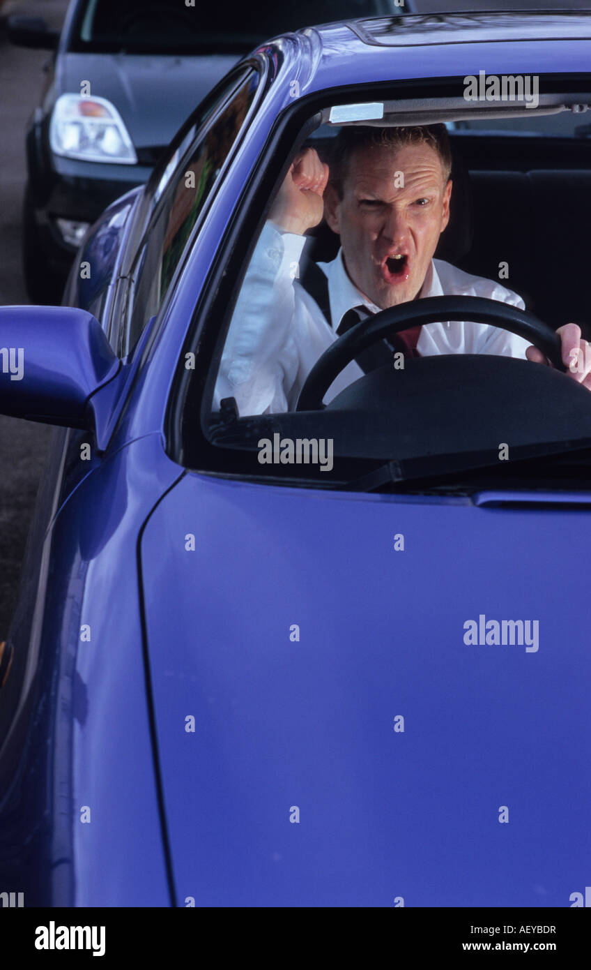 Geschäftsmann stecken im Stau zeigt Road Rage uk Stockfoto