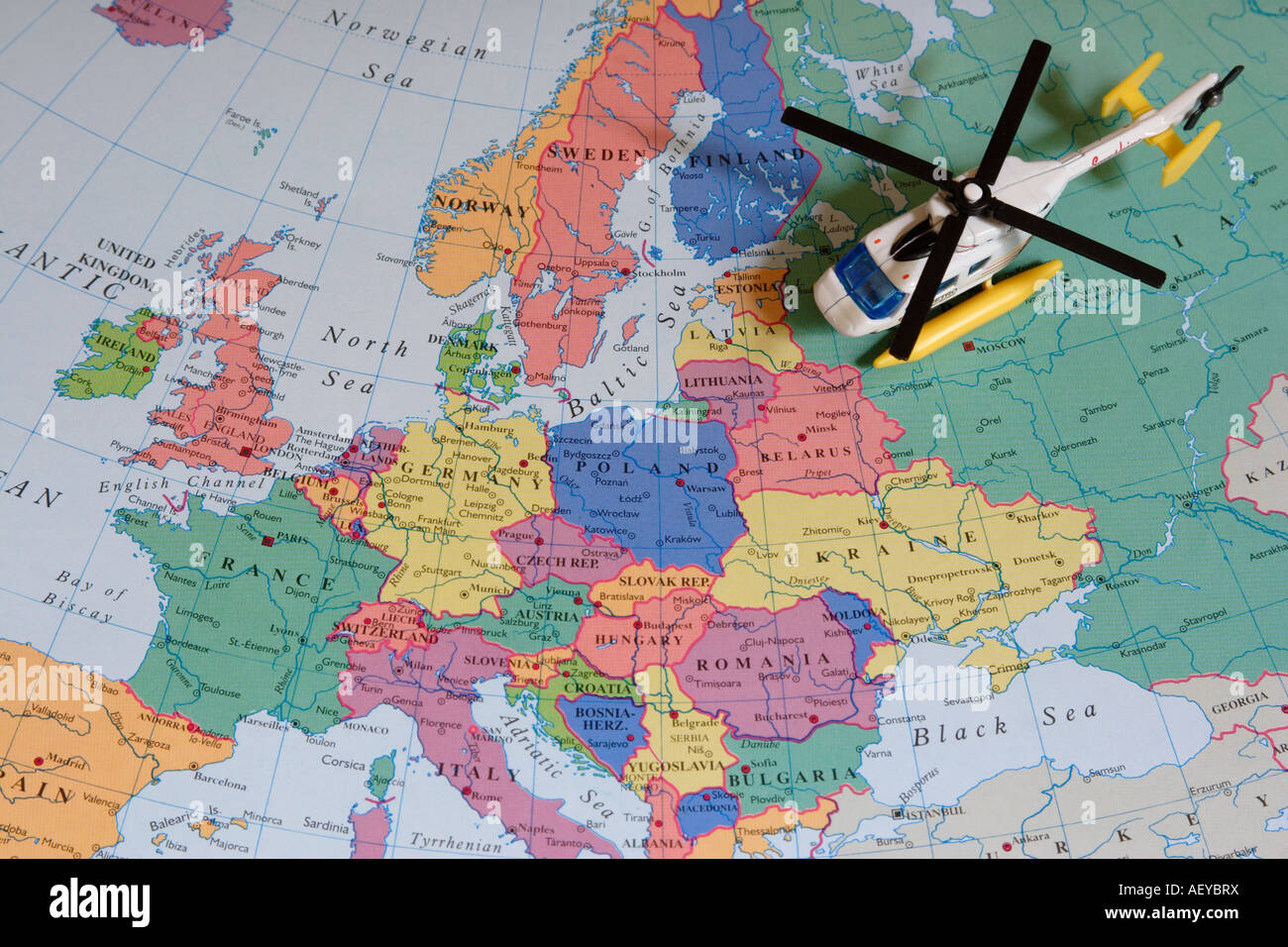 Spielzeug Hubschrauber auf der europäischen Landkarte Stockfoto