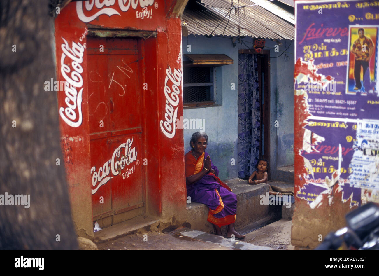 Eine blinde Frau erstreckt sich Grüße in Madurai Tamil Nadu Indien Bild von Andrew Hasson 2002 Stockfoto