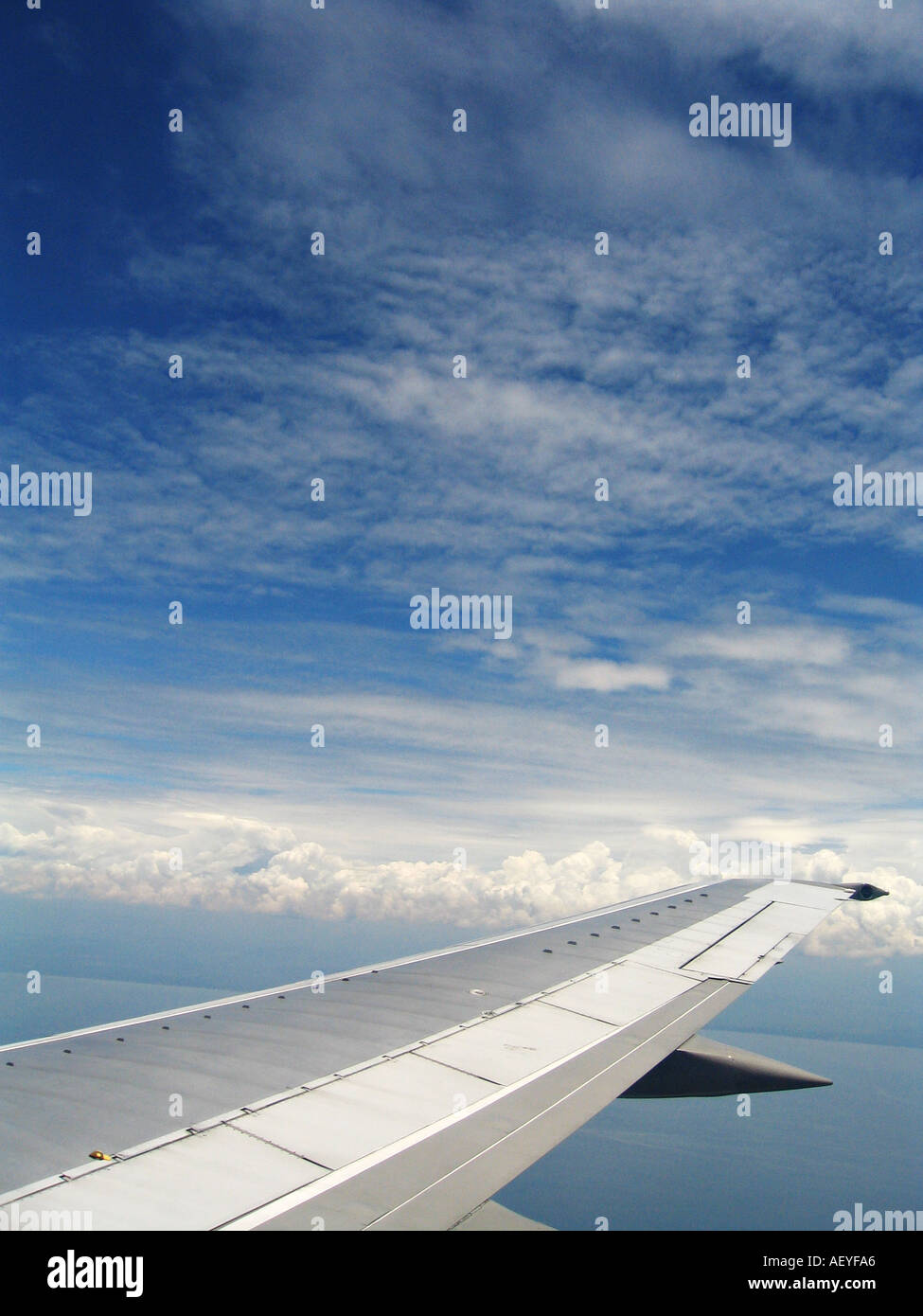Großer Höhe Wolken vom Flugzeug aus gesehen Stockfoto
