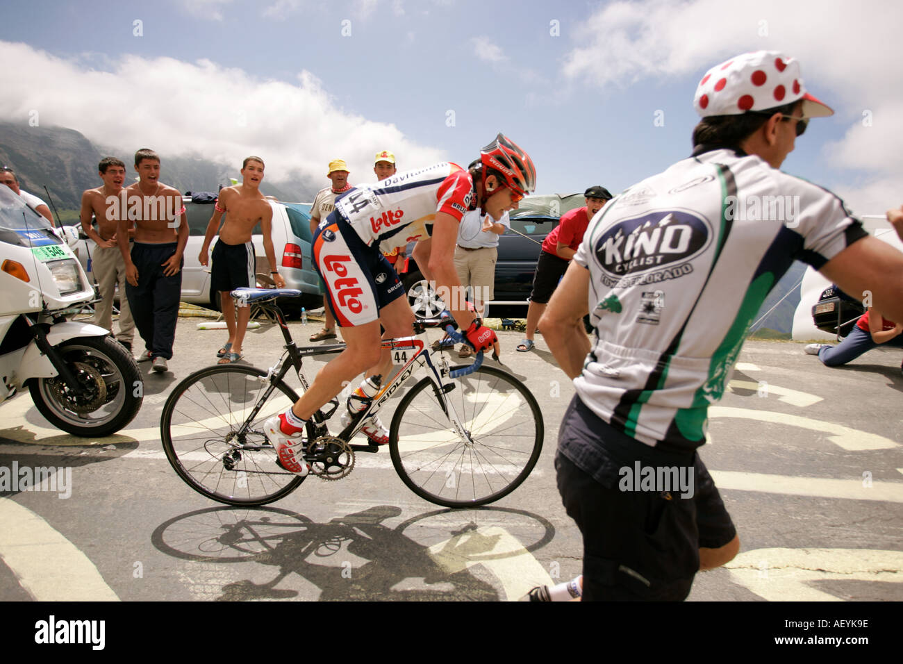 Cadel Evans klettert die Col d Aubisque Pyrenäen jubeln die Tour-Fahrer auf den Berg hinauf Stockfoto