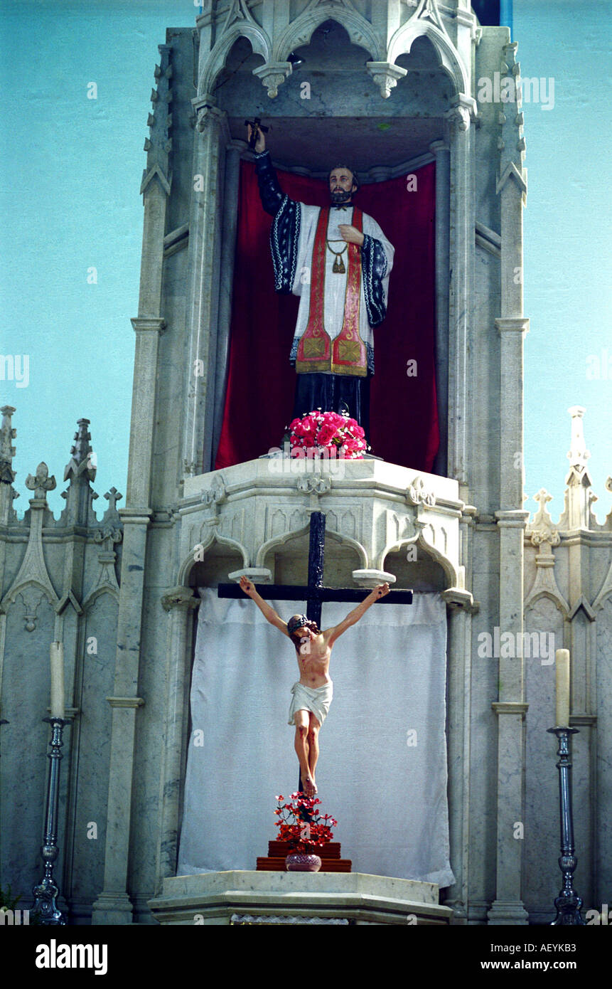 NPP71183 Statue von Jesus und St. Xavier in St. Xavier Kirche Christentum Vile Parle Bombay jetzt Mumbai Maharashtra Indien Stockfoto