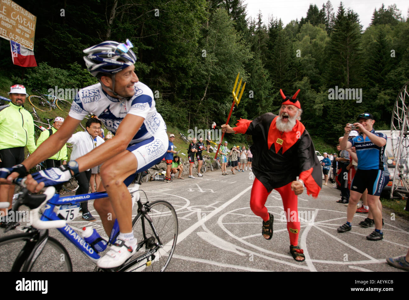 Tour de France 2005 der Teufel verlangt, dass mehr von Tour de France Fahrer Juan Antonio Flecha von Radsport-Team Fassa-Bartolo zu beschleunigen. Stockfoto