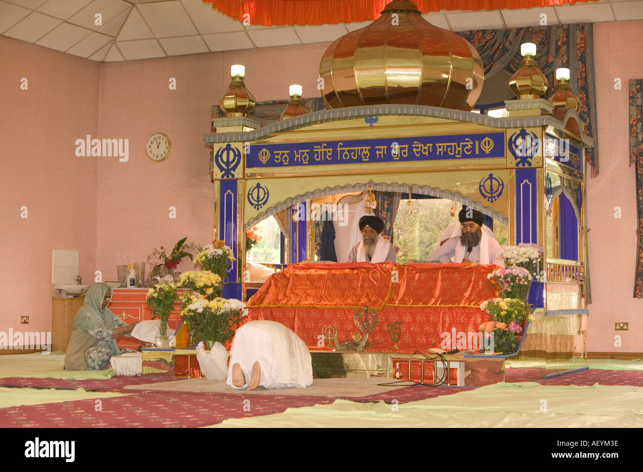 Heilige Männer und Gläubige in einem Sikh-Tempel in Chapeltown Leeds UK Stockfoto