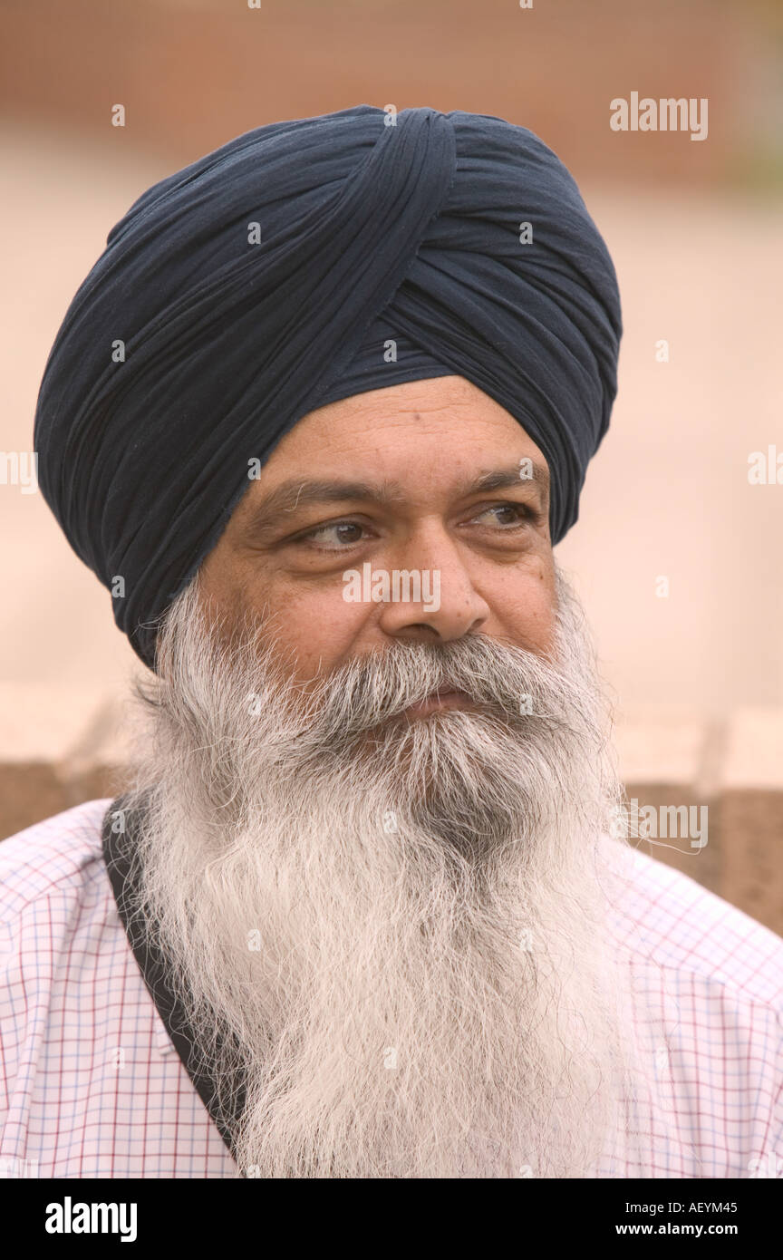 ein Sikh Gentleman mit Turban außerhalb der Sikh-Tempels in Chapeltown Leeds Stockfoto