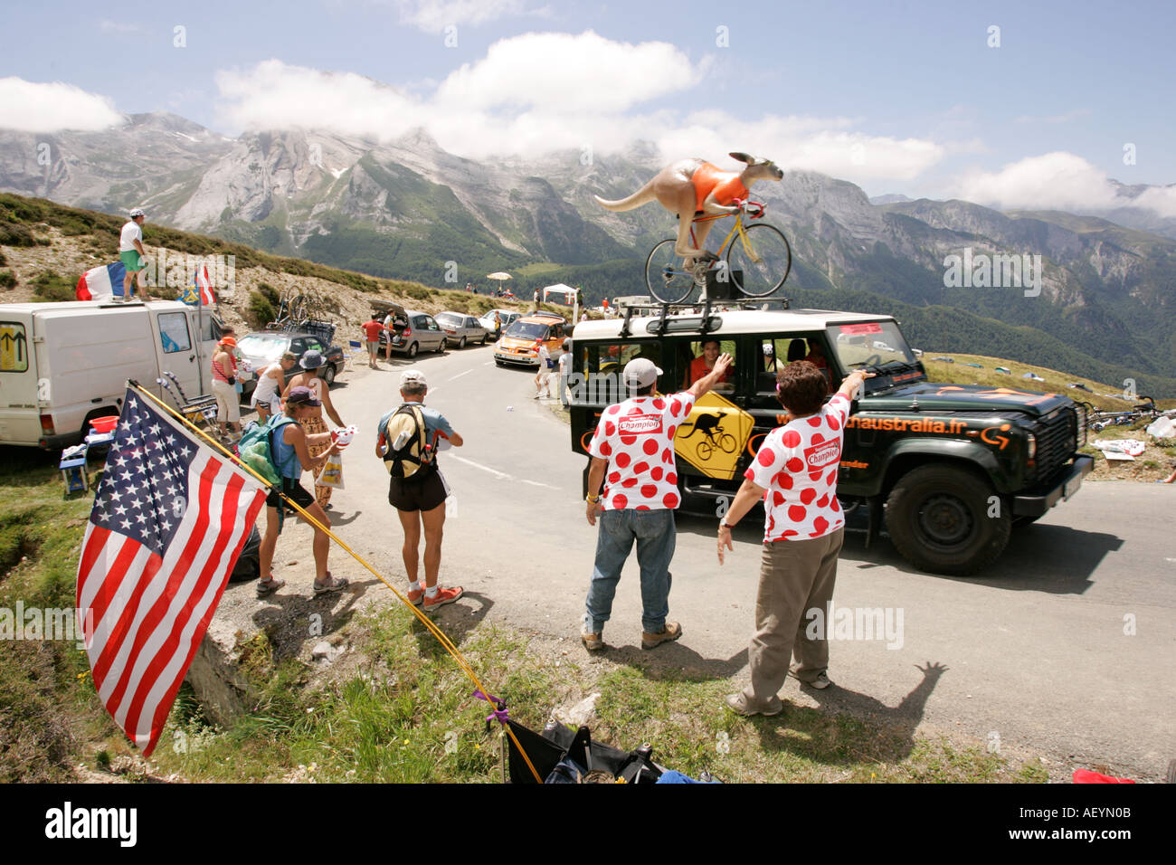 Tour de France Juli 2005, Col d' Aubisque in den Pyrenäen Frankreich - Zuschauer jagen nach Werbegeschenken von der Tour Cavalcade. Stockfoto