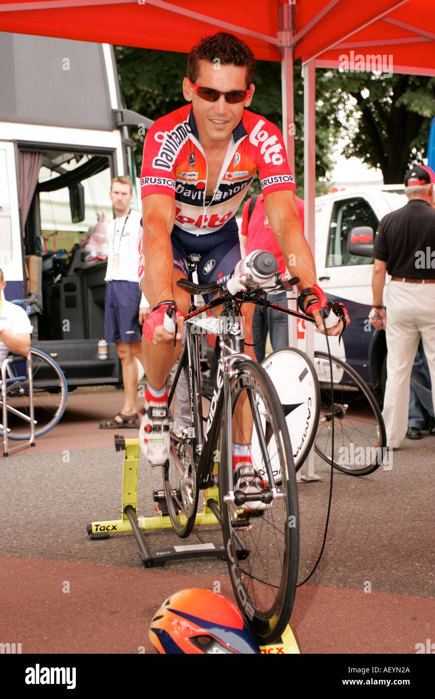 Robbie Mcewen wärmt für das abschließende Zeitfahren der Tour de France 2005 in St Etienne Stockfoto