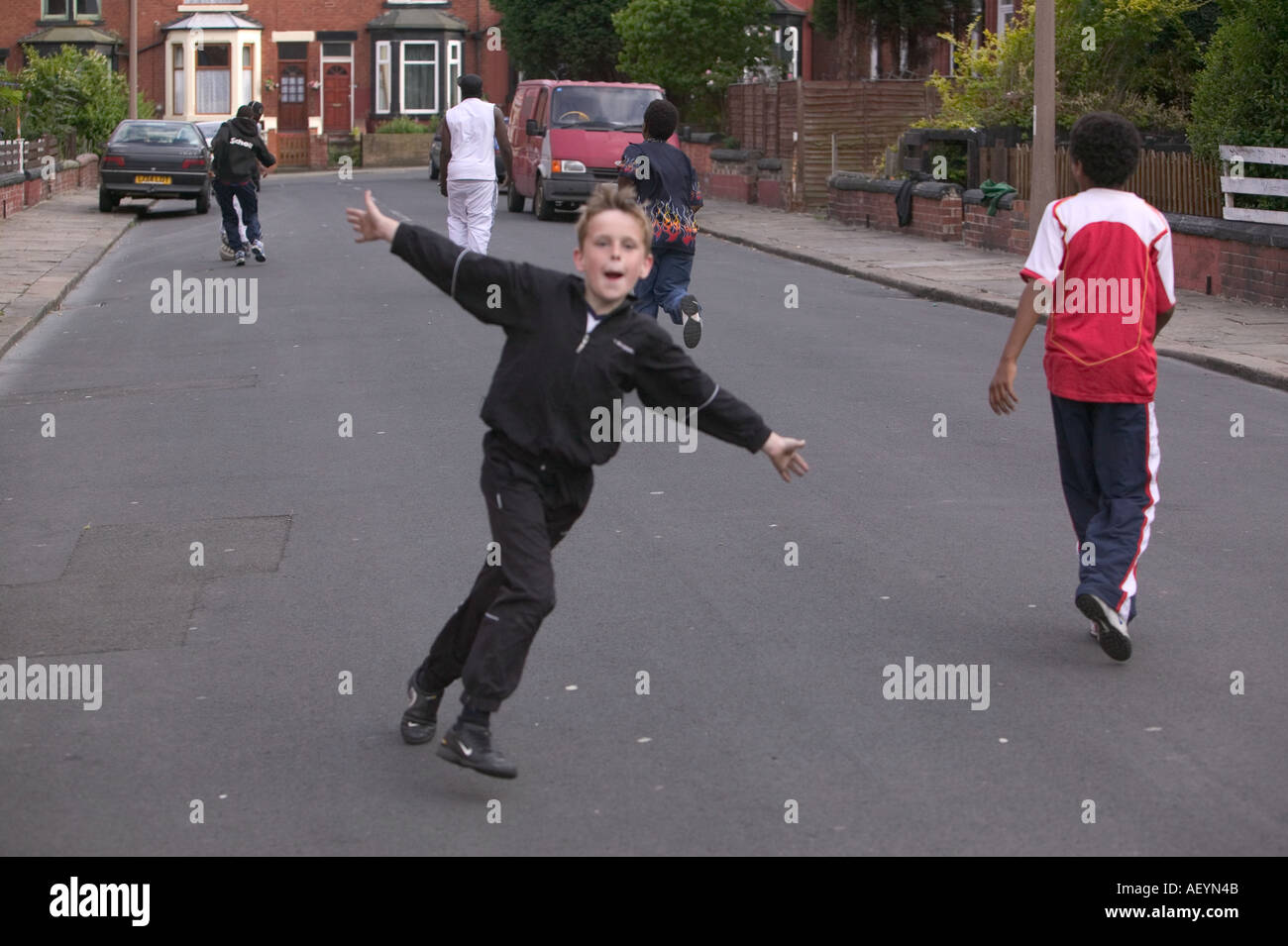 Kinder spielen auf der Straße in Beeston Leeds Stockfoto