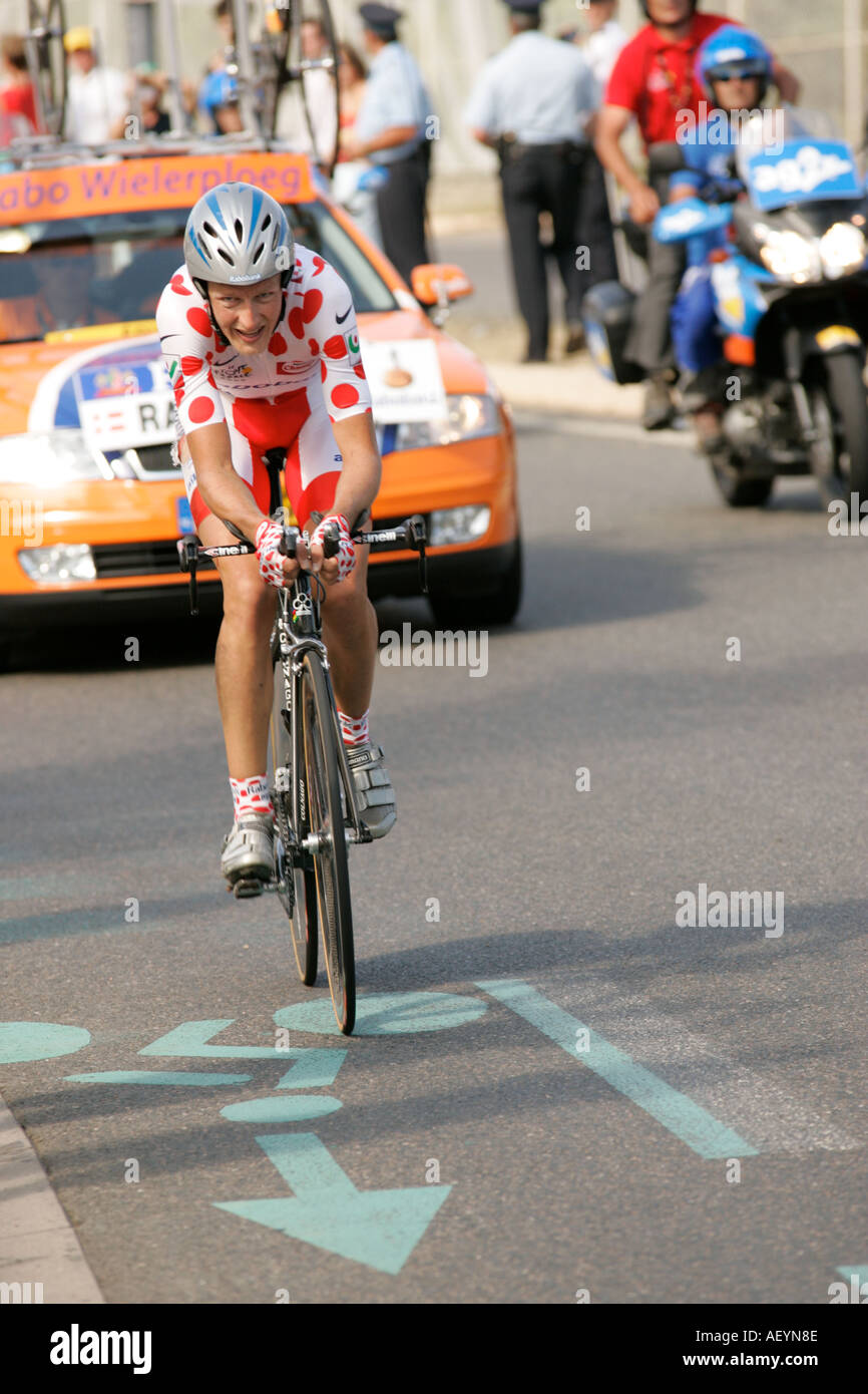 Michael Rasmussen Reiter in der 2005 Tour de France letzten Zeitfahren in Saint-Etienne tragen der Polka Dot Jersey der König der Berge. Stockfoto