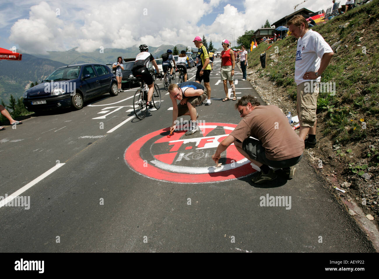 Tour de France Radsport-Fans malen die Straßen der Tour-Route Stockfoto