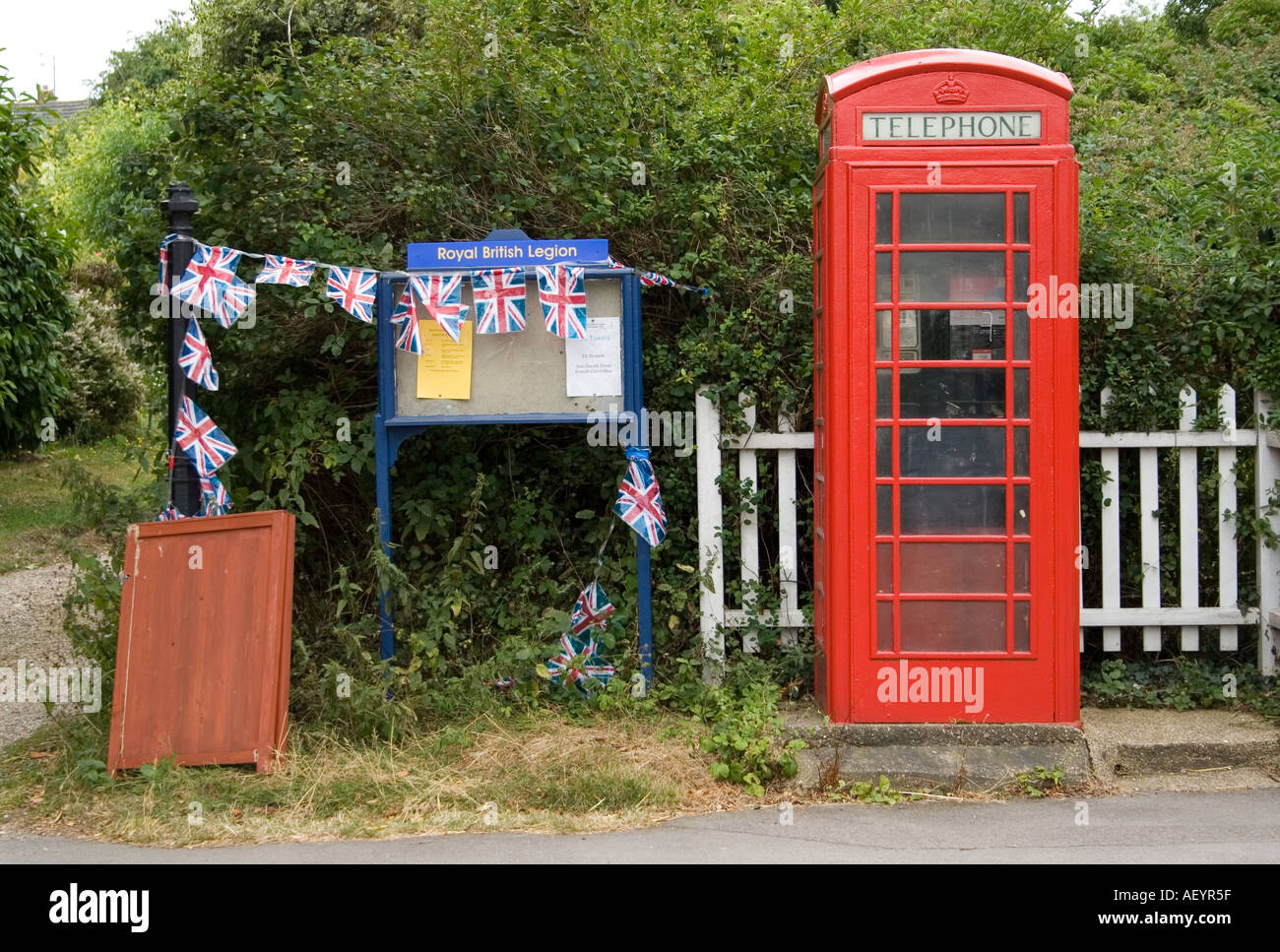 Rote Telefonzelle außerhalb der Royal British Legion Halle an große Waltham Essex Stockfoto