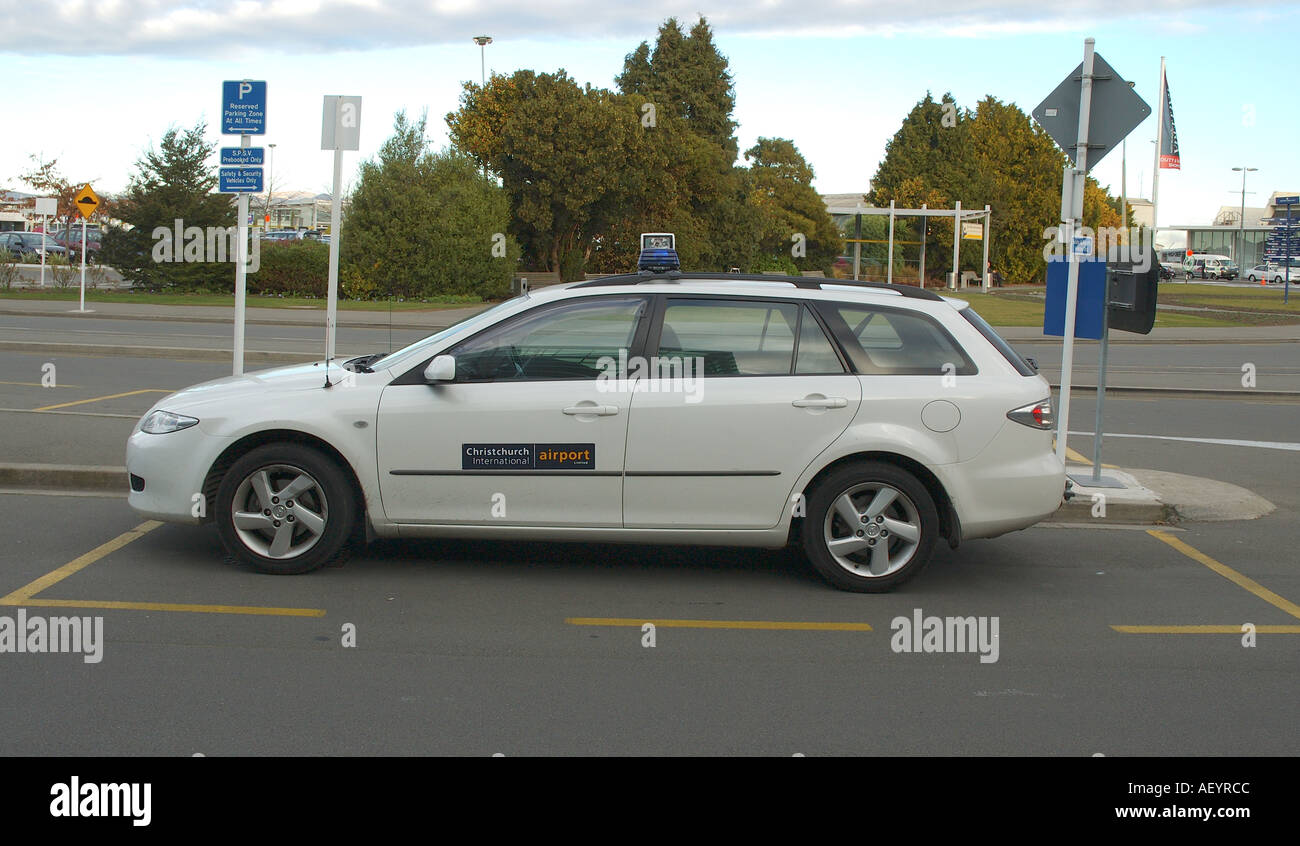 Weiße Taxi am Flughafen von Christchurch Stockfoto