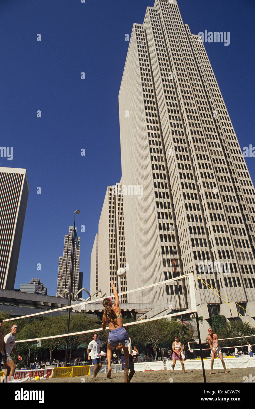 Kalifornien San Francisco Embarcadero Center City Beach-Volleyball auf Justin Herman Plaza Stockfoto