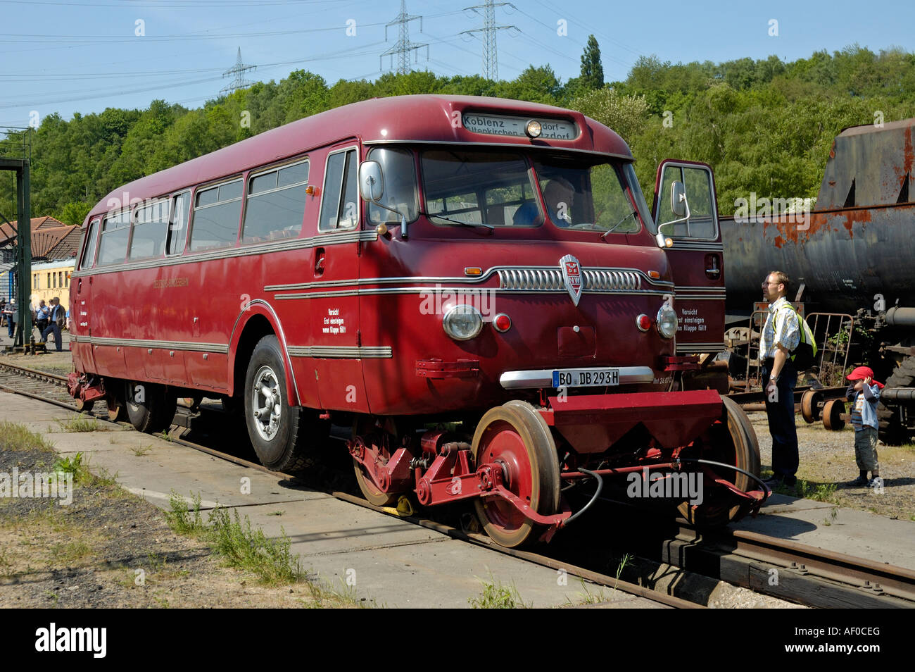 Mann und Kinder, die einen Blick auf Roadrailer im Eisenbahnmuseum Bochum, Deutschland. Stockfoto