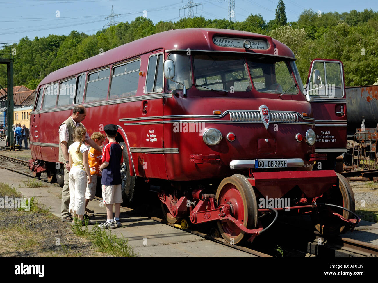 Mann und Kinder, die einen Blick auf Roadrailer im Eisenbahnmuseum Bochum, Deutschland. Stockfoto