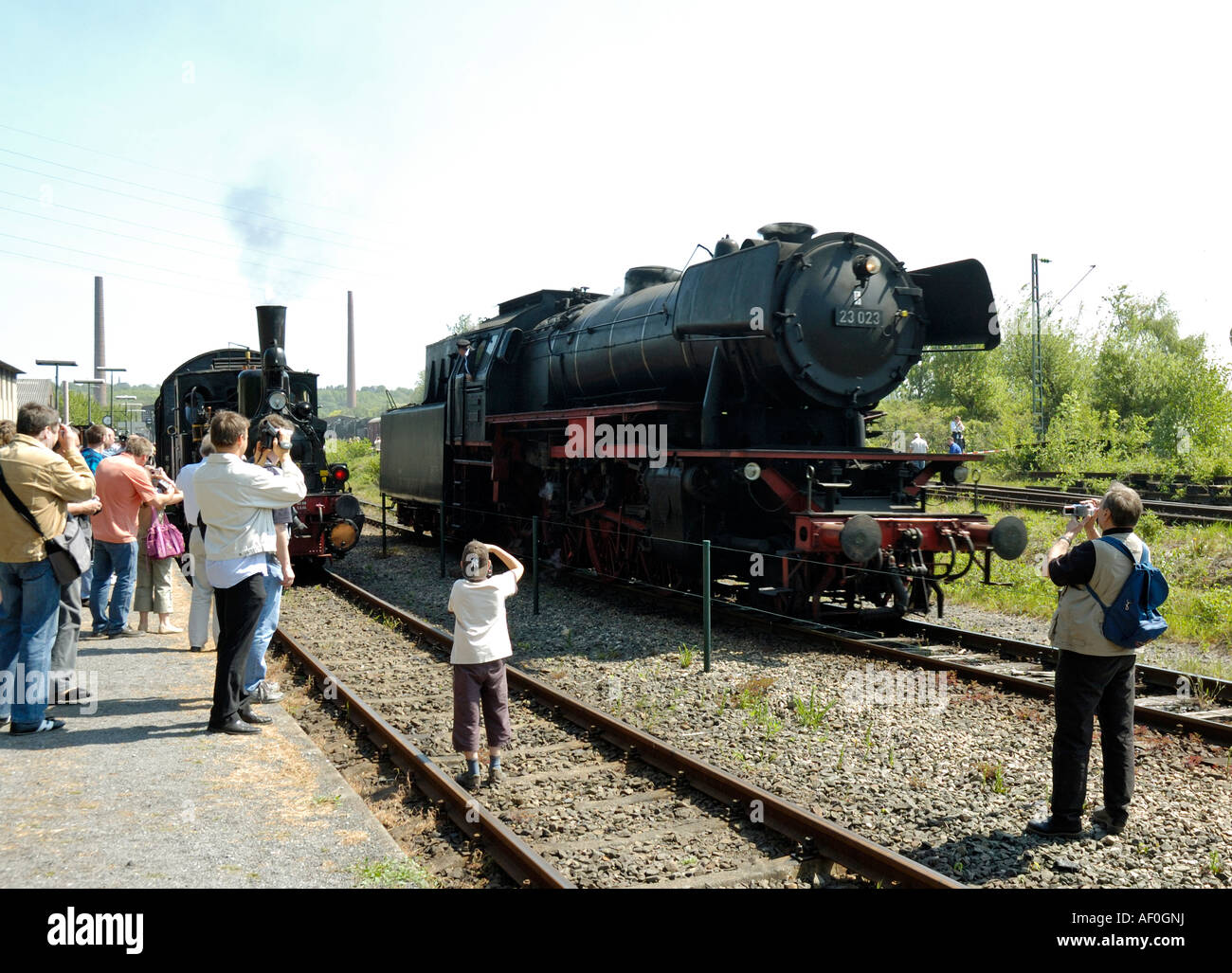 Besuchern Bochum Eisenbahnmuseum Dampflokomotiven zu fotografieren. Stockfoto
