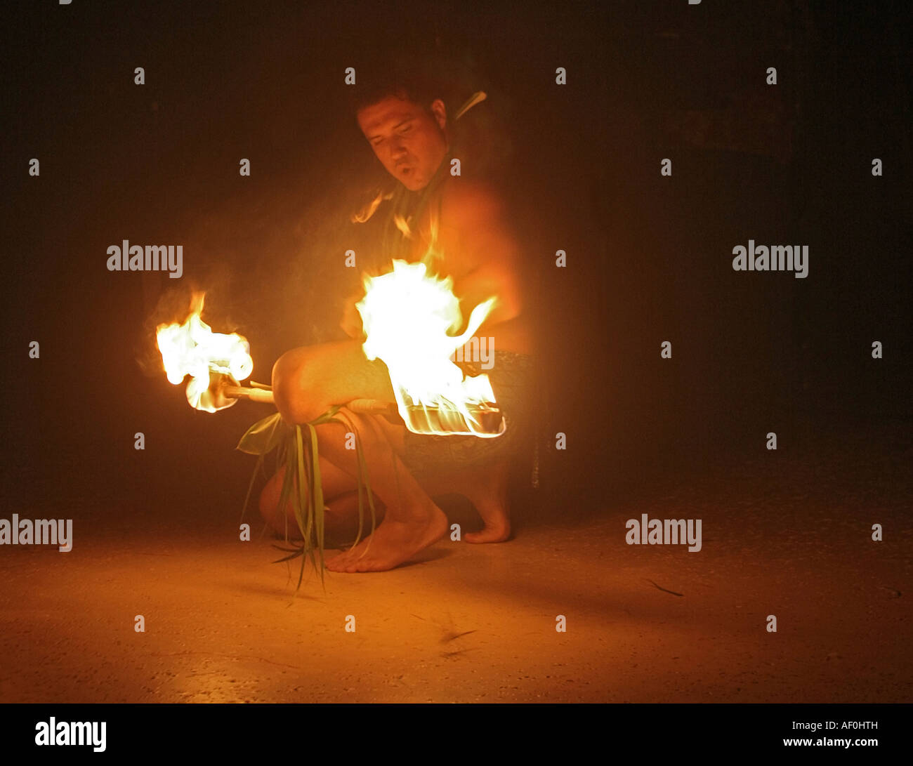 Feuer-Tänzerin im Luau auf Kauai Hawaii Stockfoto