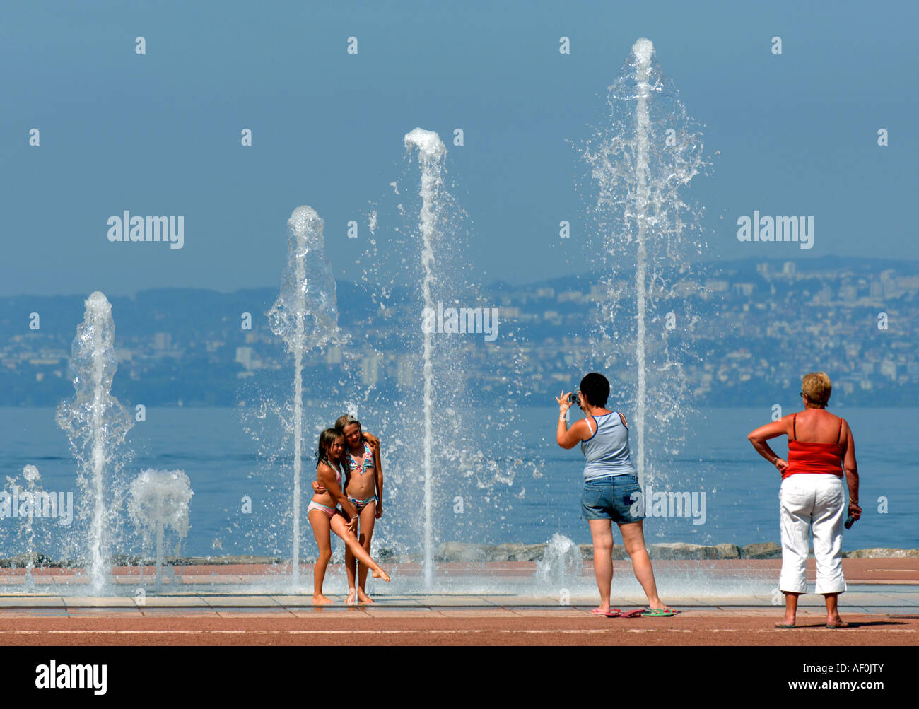 Evian, Kinder spielen im Wasser-Brunnen an der Seite des Genfer Sees in Evian, Haute Savoie, Frankreich Stockfoto