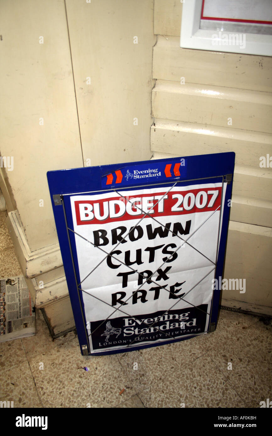 Braune Steuersenkungen Rate Zeichen in London Underground, England. Unter Bezugnahme auf Schatzkanzler Gordon Brown am Budget Tag, 21. März 2007 Stockfoto