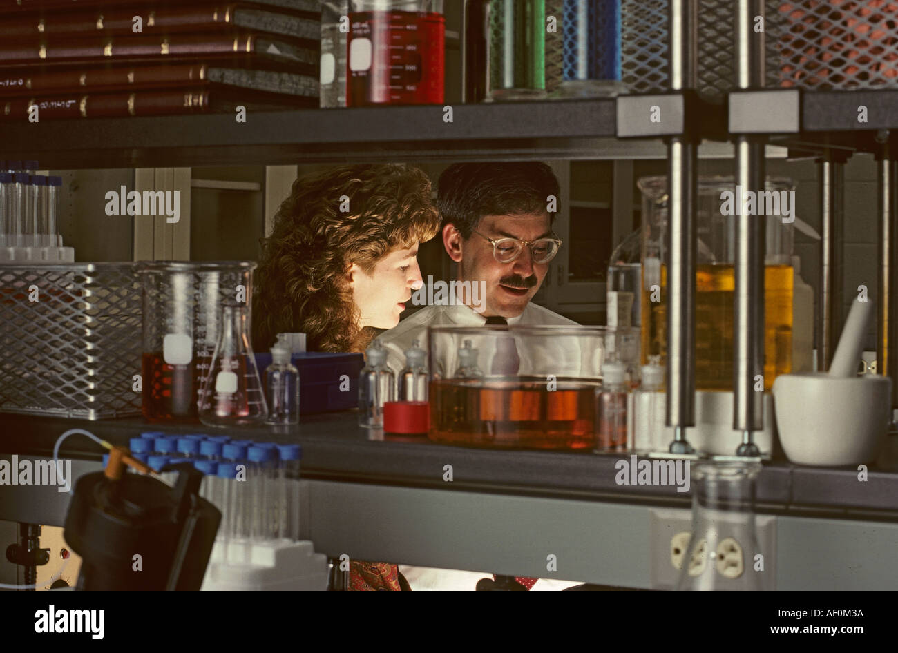 männliche und weibliche Wissenschaftler arbeiten im Labor Stockfoto