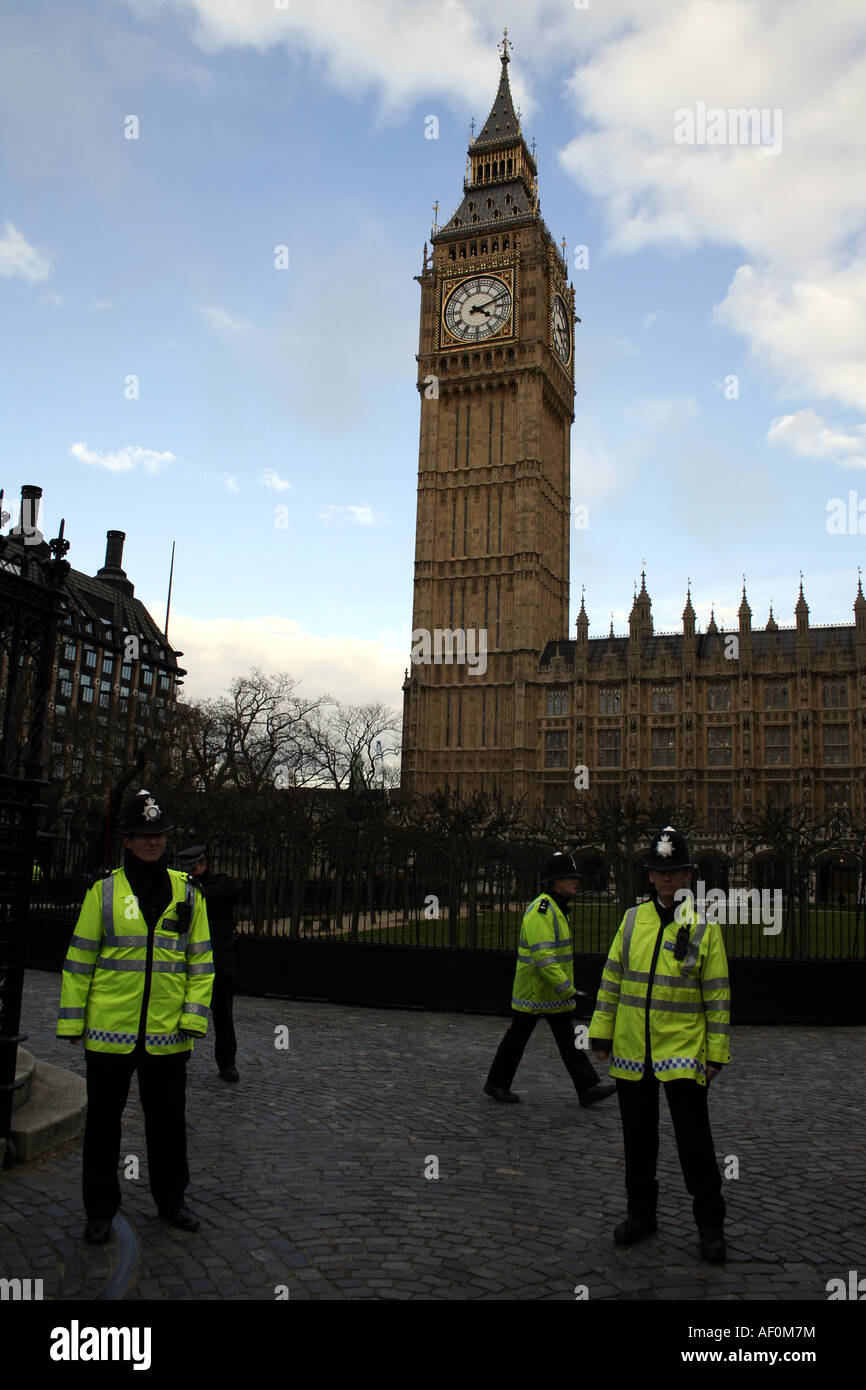 Polizei auf Patrouille am Eingang zum Houses of Parliament in London England, UK Stockfoto