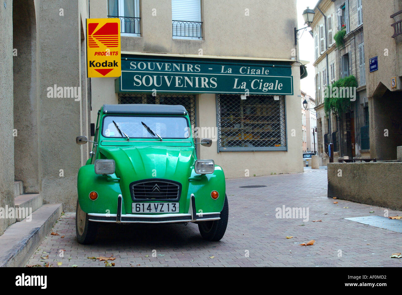 Französischen Citroen 2CV Auto auf der Straße in der Nähe von einem Shop in Frankreich Stockfoto