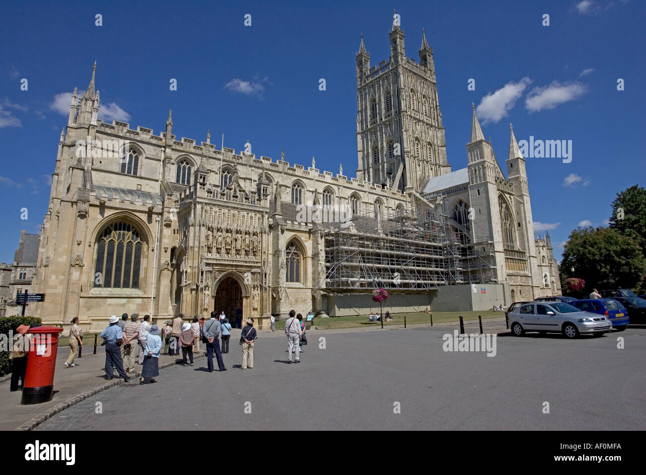 Japanische Touristen, die gerne in der Gloucester Cathedral derzeit renoviert UK Stockfoto