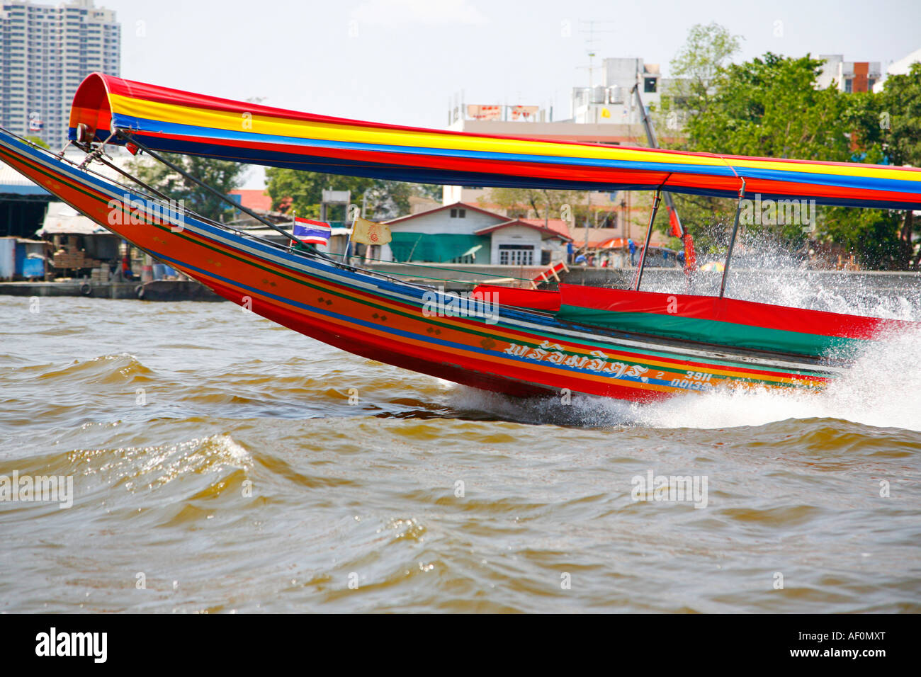 Long-tailed Boote entlang des Chao Phraya Flusses, Bangkok, Thailand Stockfoto