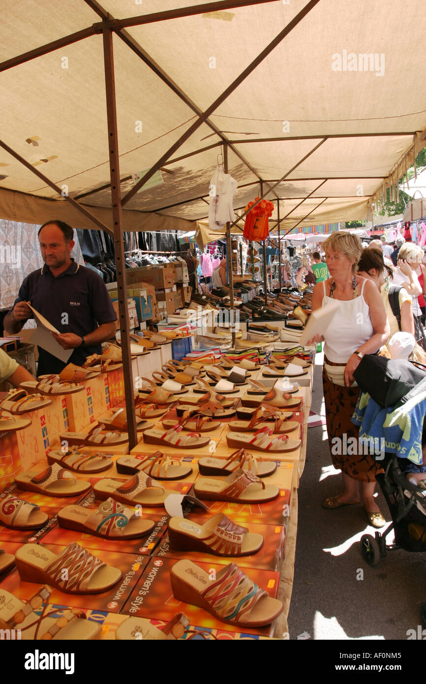 Einkaufen auf dem traditionellen Markt in der Altstadt von Alcudia Mallorca Touristen. Stockfoto