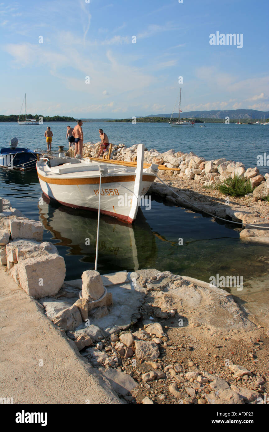 Traditionelle Liegeplatz Holzboot in der Nähe Haus des Besitzers, Murter auf der Insel Murter, Dalmatien, Kroatien Stockfoto