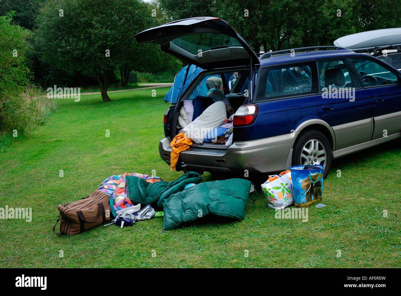 Kofferraum voll mit camping-Ausrüstung Stockfotografie - Alamy