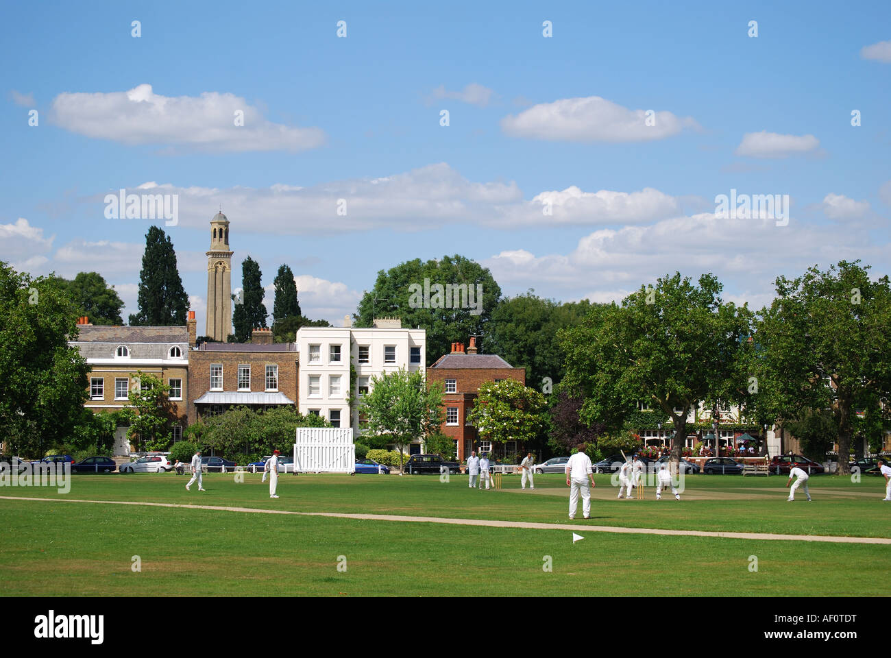 Cricket-Match auf Kew Green, Kew, London Borough of Richmond nach Themse, Greater London, England, Vereinigtes Königreich Stockfoto