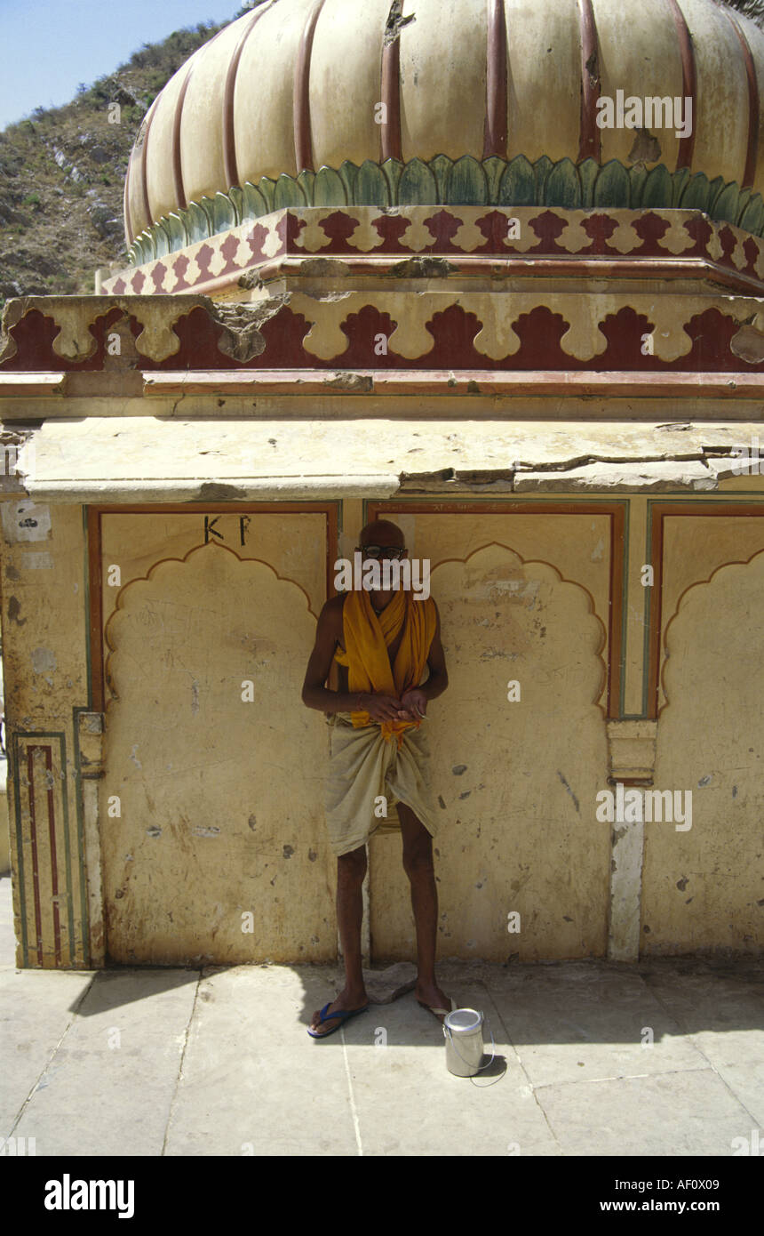 Sadhu im Schatten bei Galta Kund Tempel Komplex aus dem 18. Jahrhundert religiöse Stätte 10km östlich von Jaipur Rajasthan Indien Stockfoto