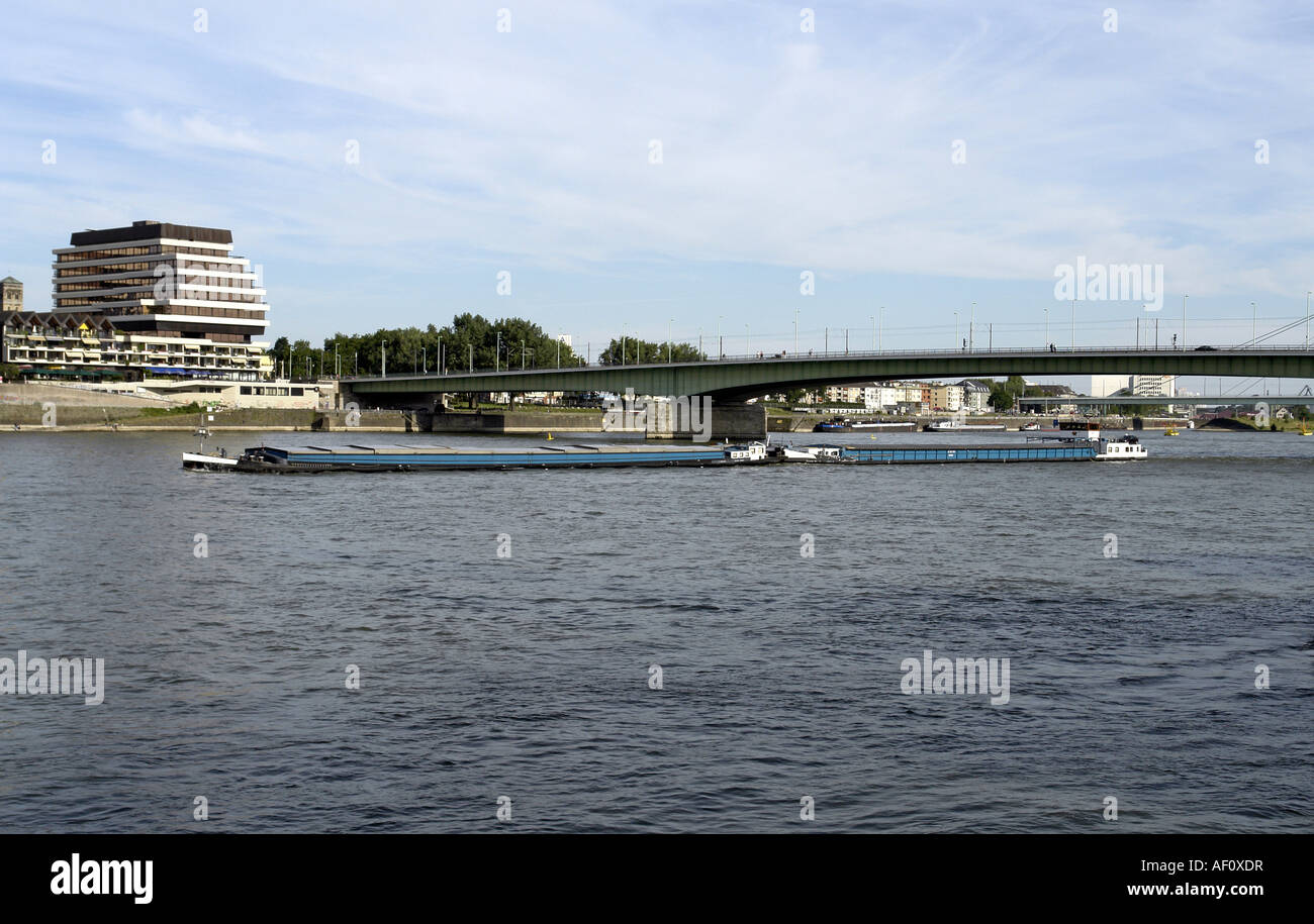 Große Massen Transportschiff Pflügen seinen Weg auf dem Rhein unter Deutzer Brücke im Zentrum von Köln Stockfoto