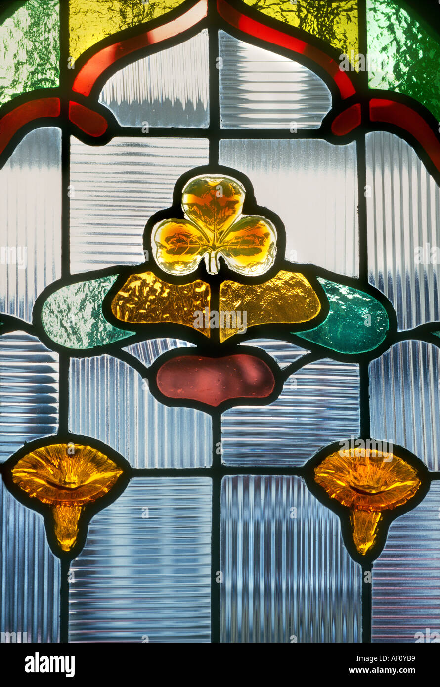 Schließen Sie nach vorne Türverkleidung für dekorative Glasmalerei im Art Nouveau Stil British Housing London Stockfoto
