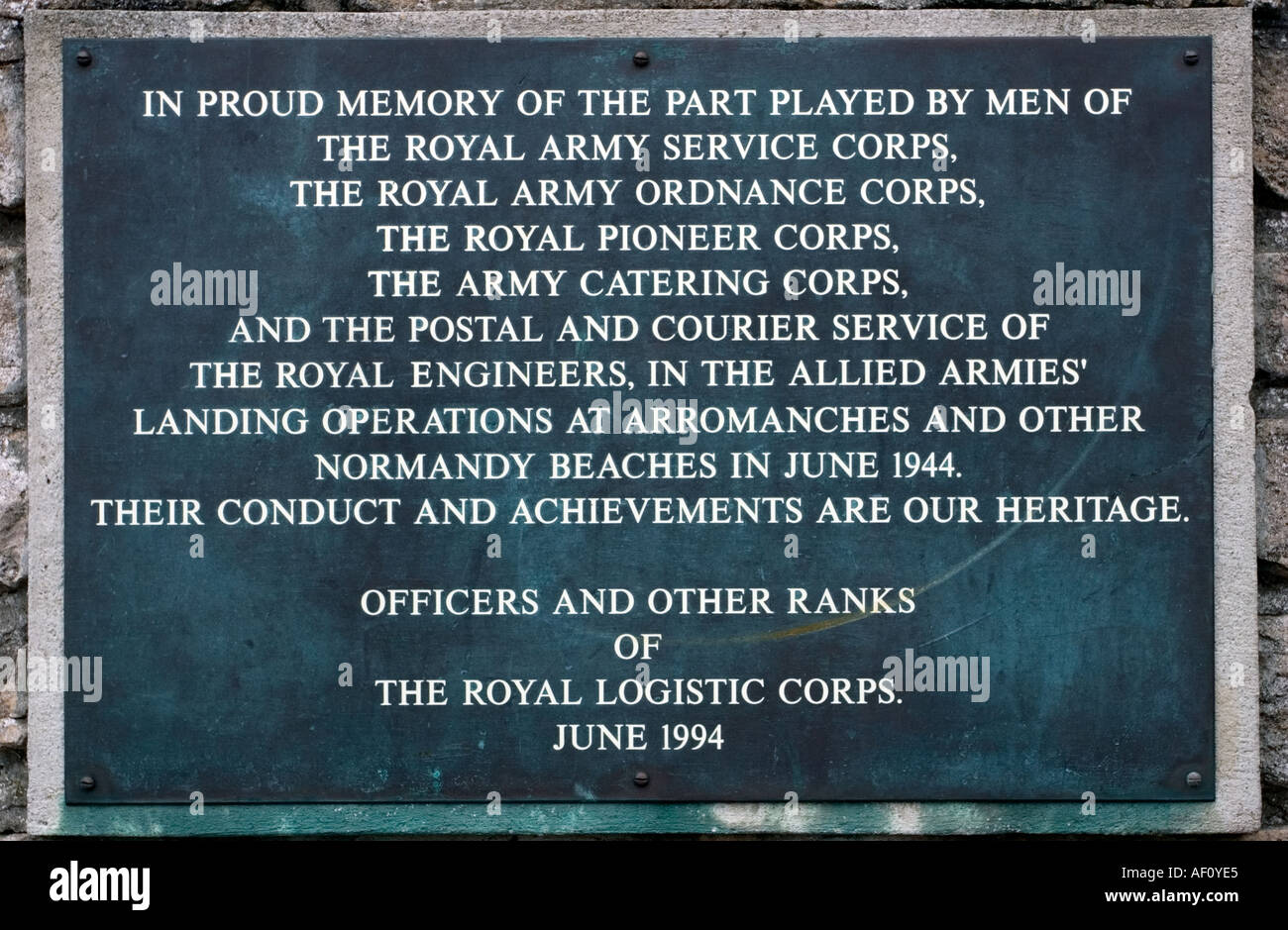 Plaque Arromanche Arromanches zum Gedenken an Royal Army Service Corps Catering Corps Pioneer Corps Post-d-Day Landungen Frankreich Stockfoto