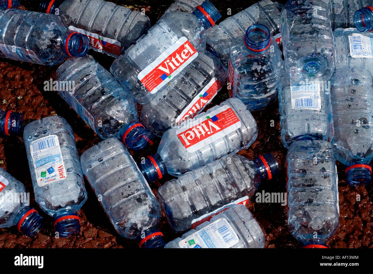 Wasser in Flaschen links an der Seite der Straße während des London-Marathons. Stockfoto