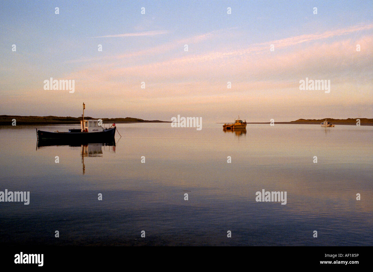 Tagesanbruch über der Mündung des Fluß Esk am Rande der irischen See in Cumbria, England. Stockfoto