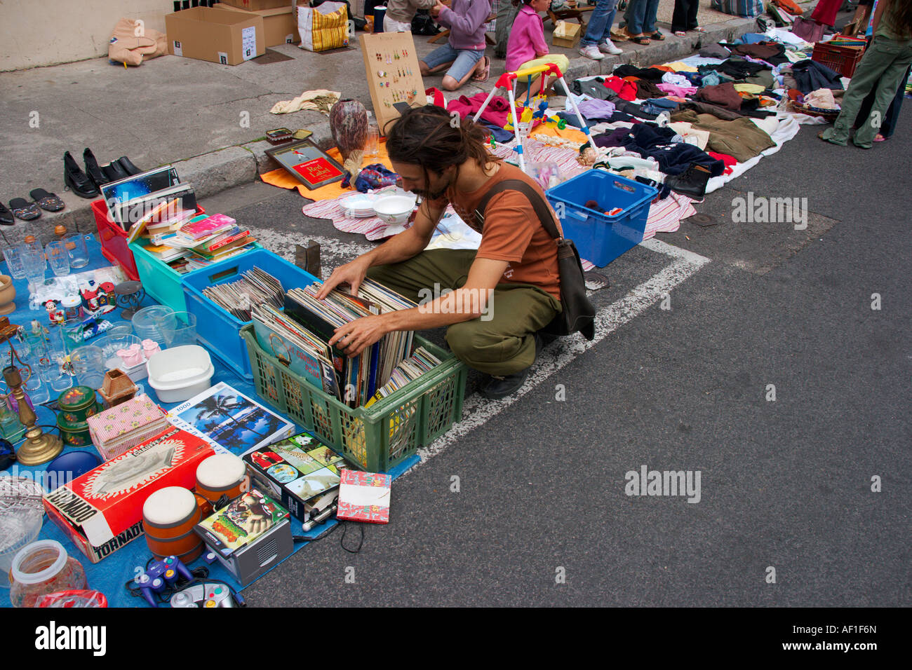 Mann Wahl Datensätze an eine gebrauchte Straßenmarkt in Languedoc-Roussillon, der Süden von Frankreich Stockfoto
