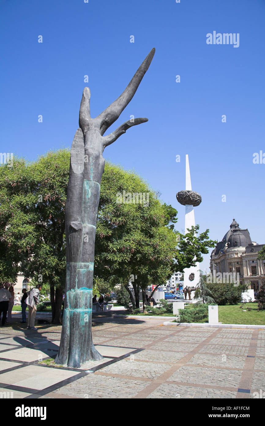 Statue von gebrochener Mann und Denkmal für Revolution von 1989, Wiedergeburt Memorial, Piata Revolutiei, Bukarest, Rumänien Stockfoto