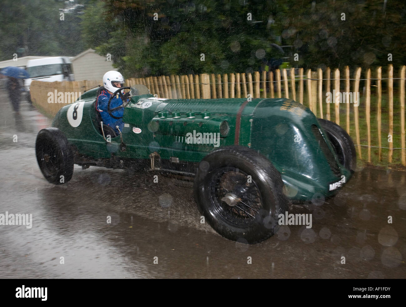 1933 verlässt Bentley Barnato Hassan Special eine nasse Weide beim Goodwood Festival of Speed, Sussex, UK. Stockfoto