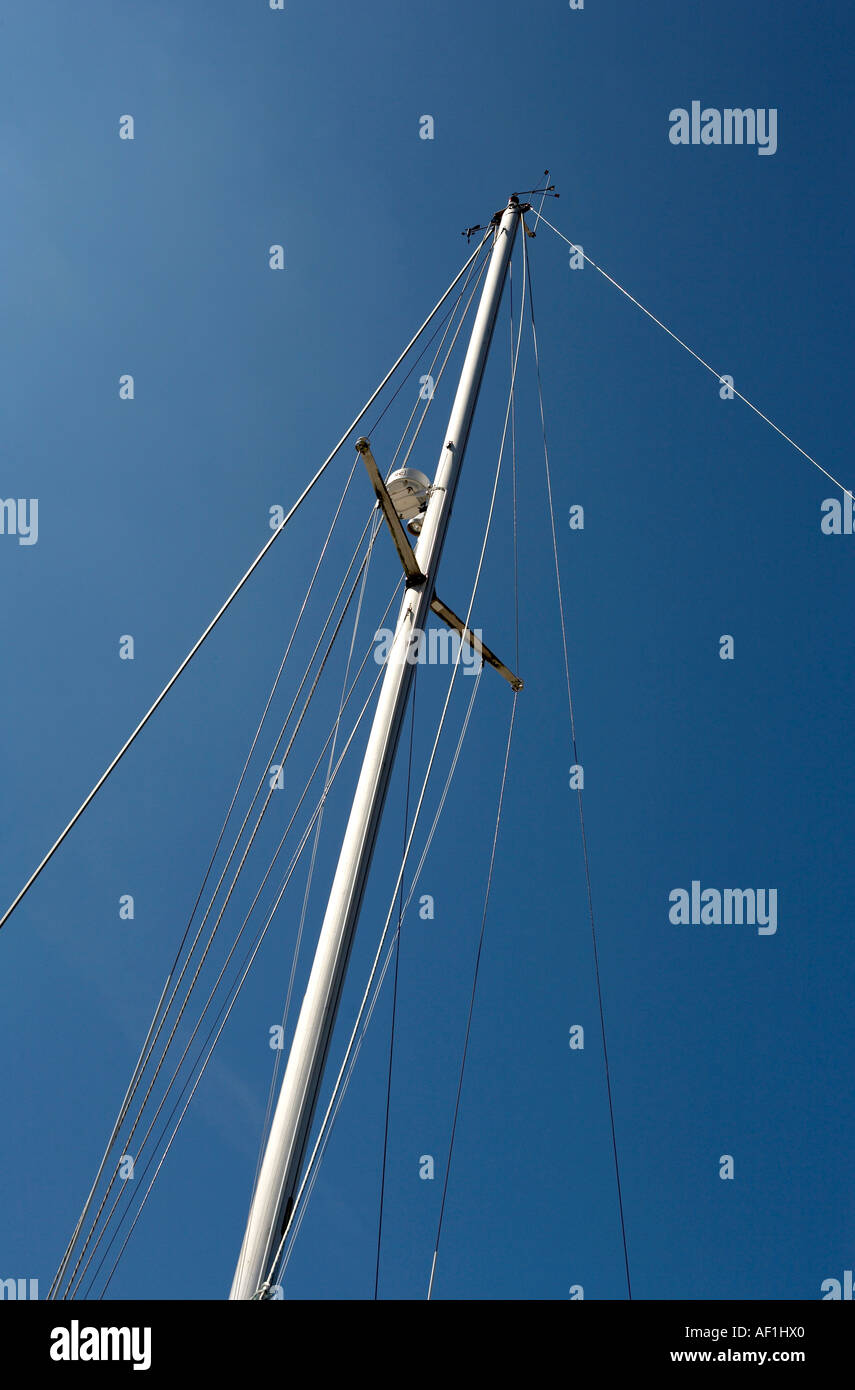 nach oben auf den Mast einer Yacht Dartmouth Devon England Europa uk Stockfoto