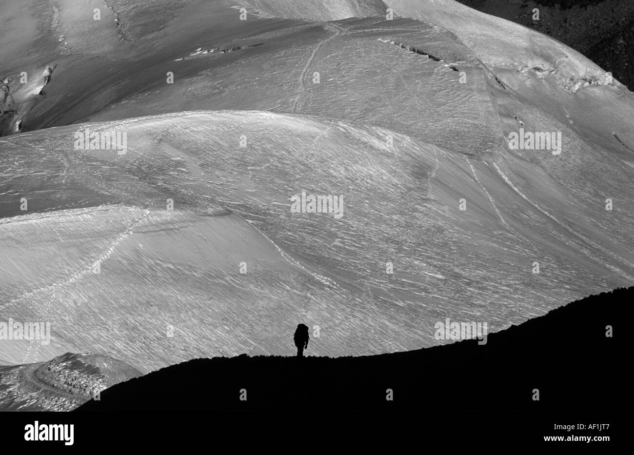 Ein Bergsteiger aufsteigend einen Grat hoch in den französischen Alpen Stockfoto