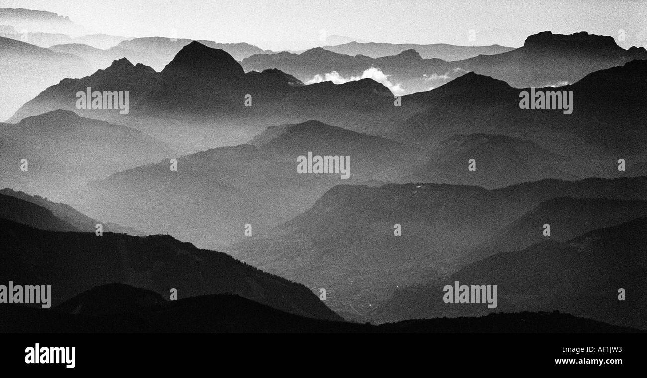 Vor Morgengrauen Dunst in den Tälern der französischen Alpen gesehen von hoch auf den Mont Blanc Stockfoto
