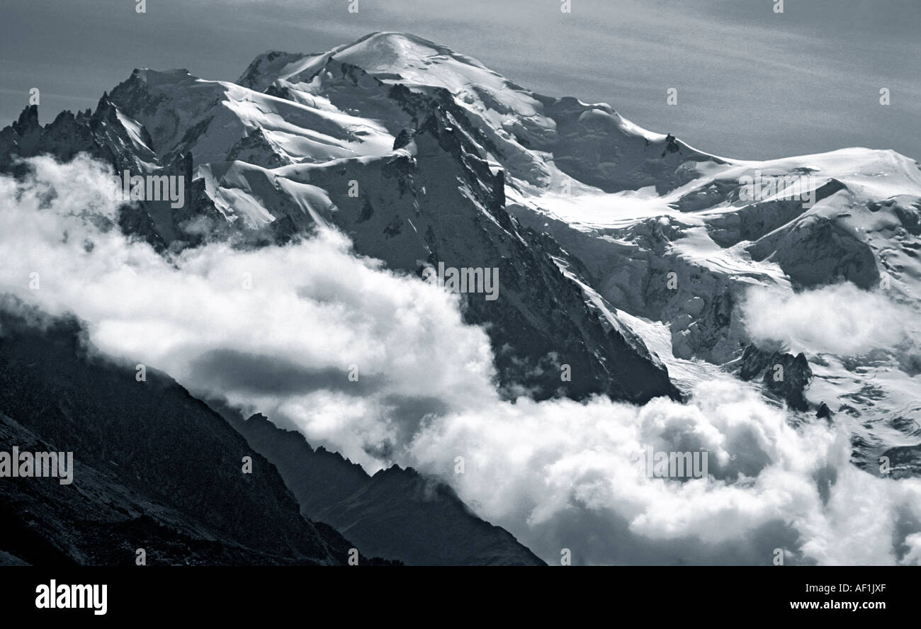 Chamonix-Alpen steigen über den Wolken, da der Gletscher le Tour in den französischen Alpen zu sehen Stockfoto