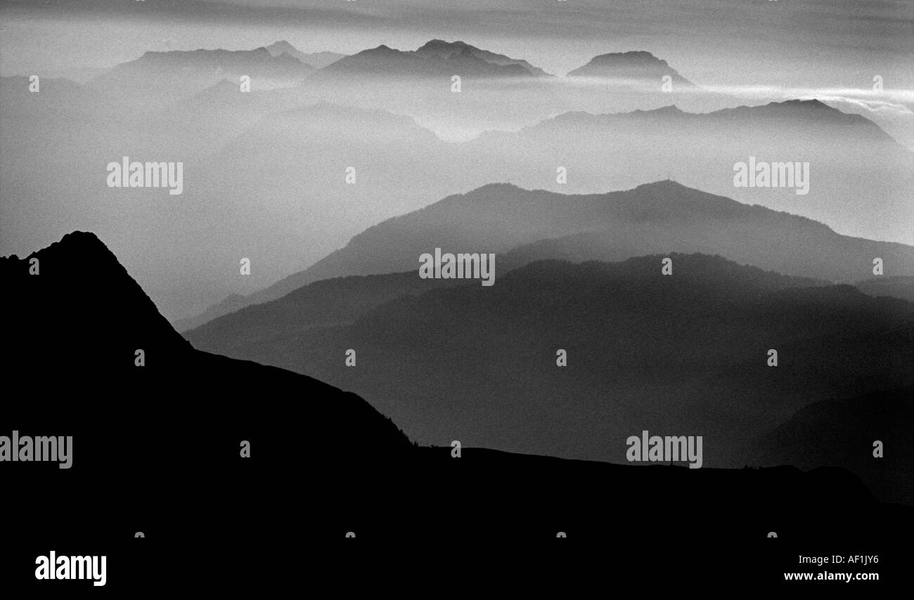 Vor Morgengrauen Dunst in den Tälern der französischen Alpen von Aiguille de Berangere gesehen Stockfoto