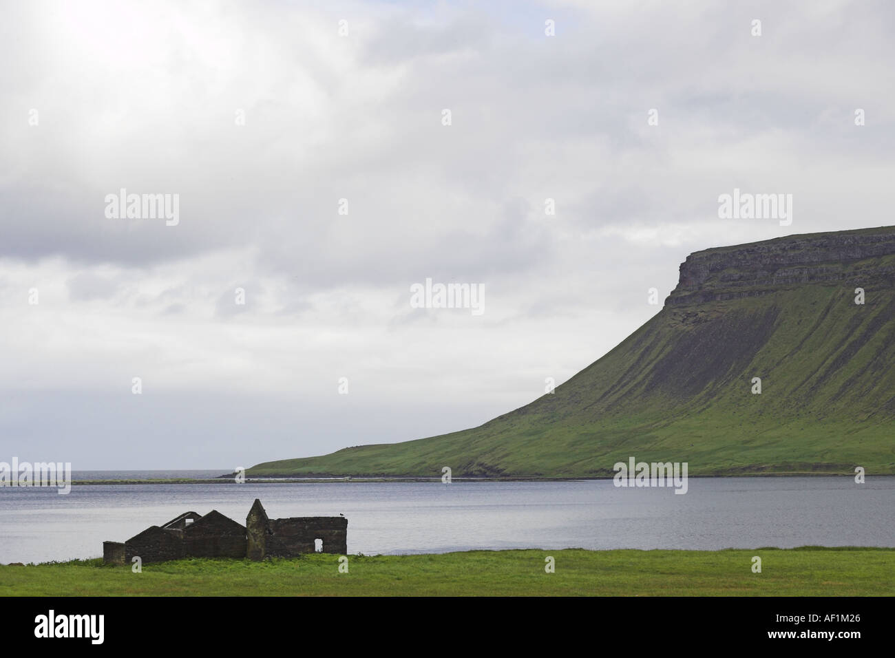 Küstenlandschaft mit zerstörten Gebäude in der Nähe von Grundarfjordur auf der Halbinsel Snaefell Island Juli Stockfoto