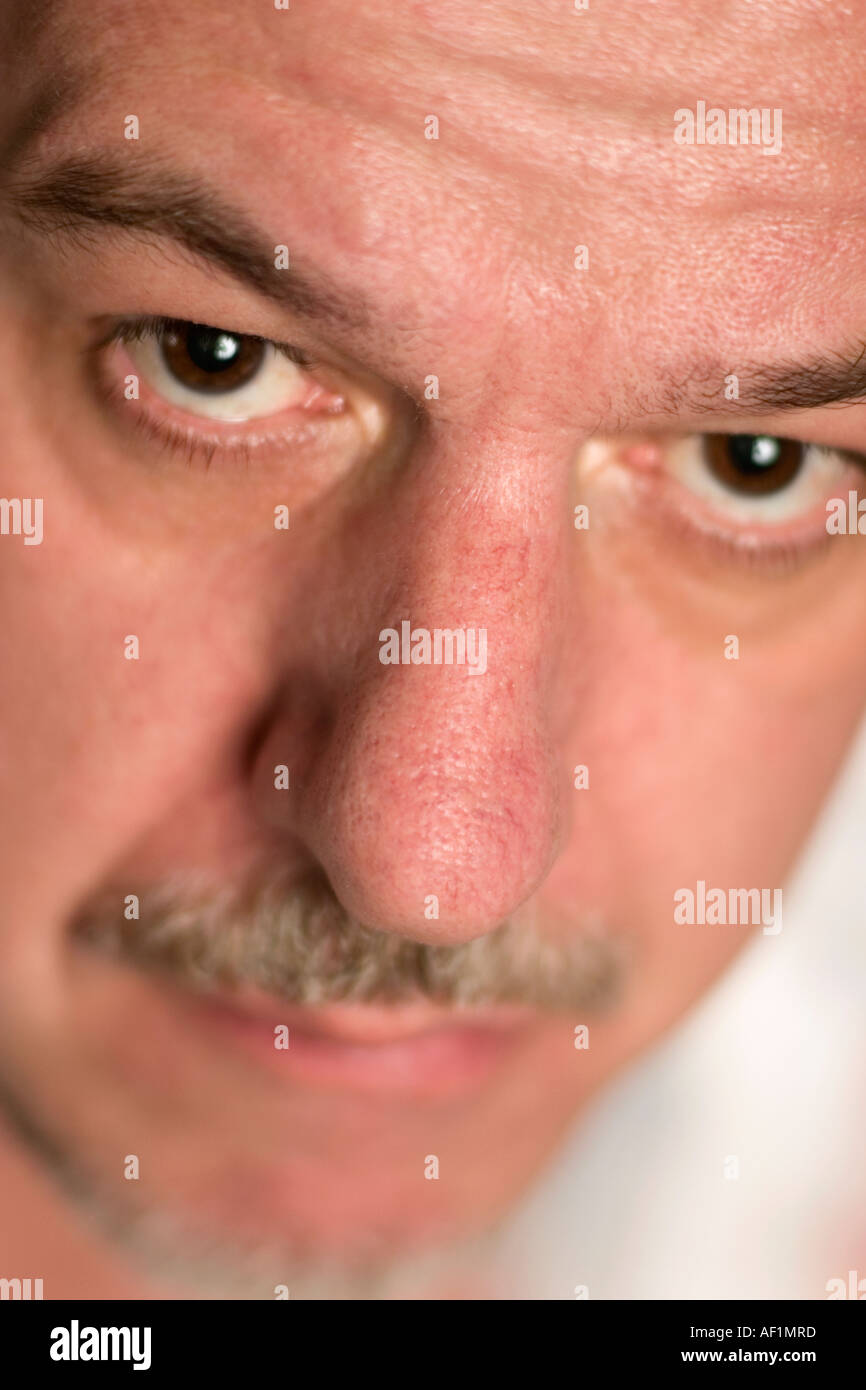 bärtige weiße Mann zieht ein Gesicht Stockfoto