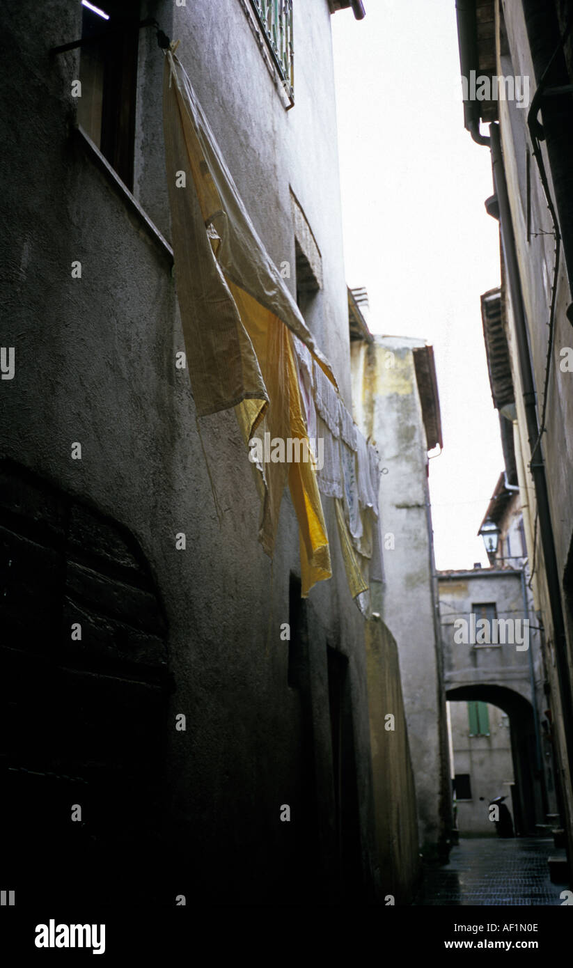 Pitigliano schmale Straße und trocknende Wäsche Stockfoto