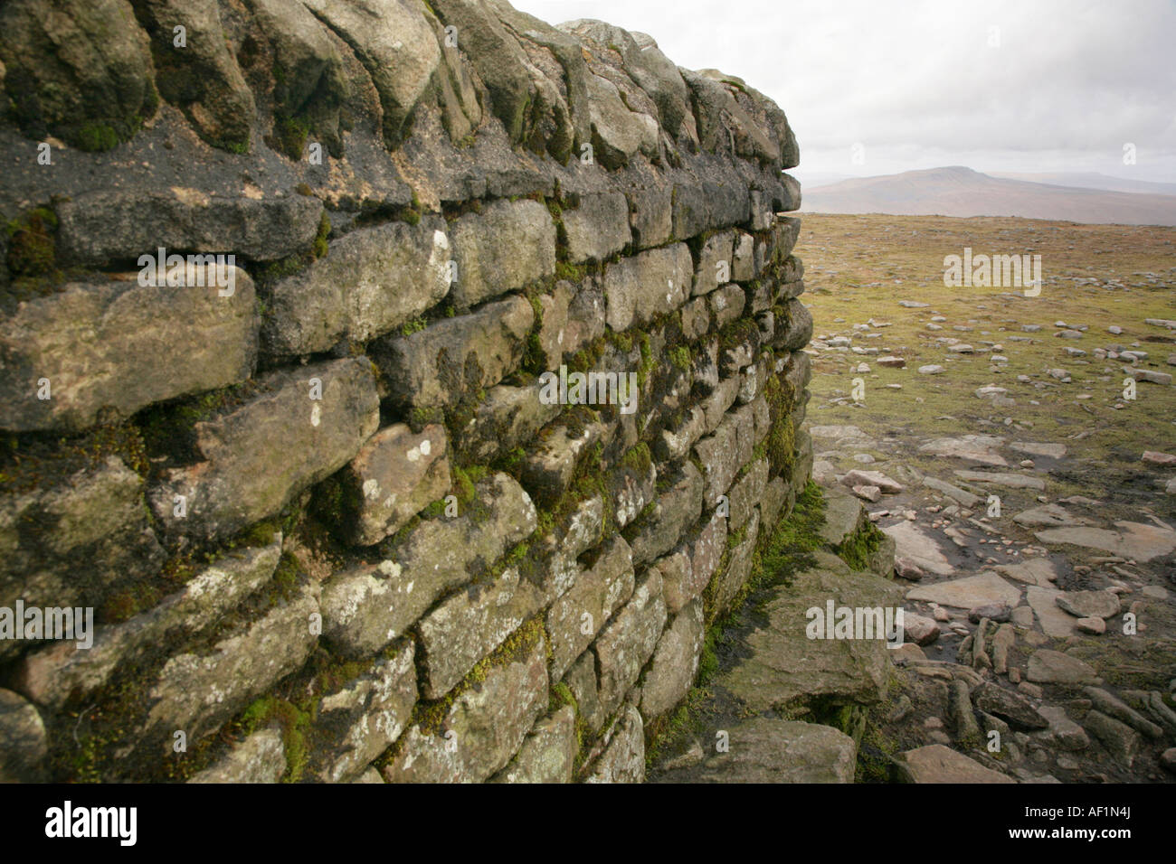 Tierheim am Gipfel des Ingleborough, Yorkshire Dales, Blick in Richtung Whernside. Stockfoto